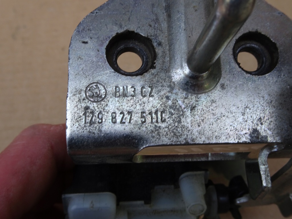 SKODA OCTAVIA II FLAP SPATE COMBI 1Z9827511C Product image