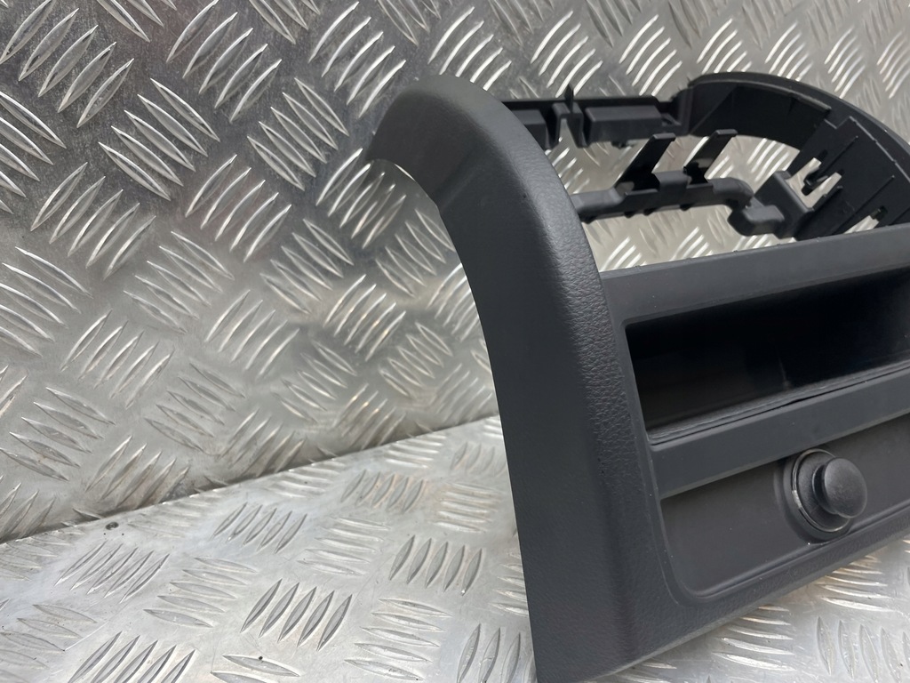 CAPAC BMW F10, PLACA CONSOLĂ TUNEL CENTRAL, LAMPĂ ȚIGĂRI SPATE 9206664 Product image