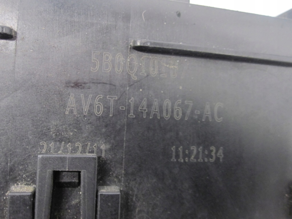 Ford Focus Mk3 III 12R Fuse Box AV6T-14A142-AB AV6T-14A067-AC Product image
