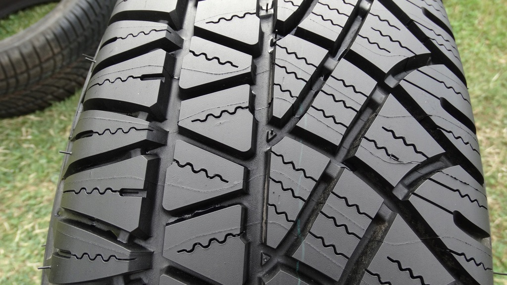 Michelin Latitude Cross 225/75R16 108 H Product image