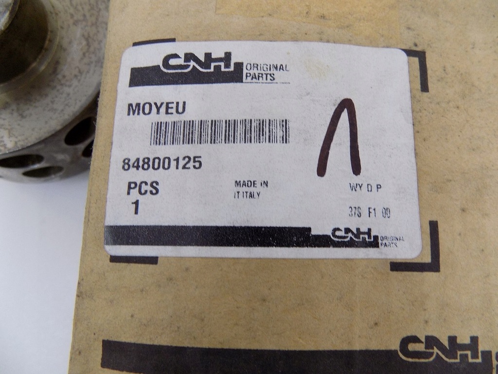 CNH HUB 84800125 CAZ 2050 2040 2030 NEW HOLLAND 720CG Product image