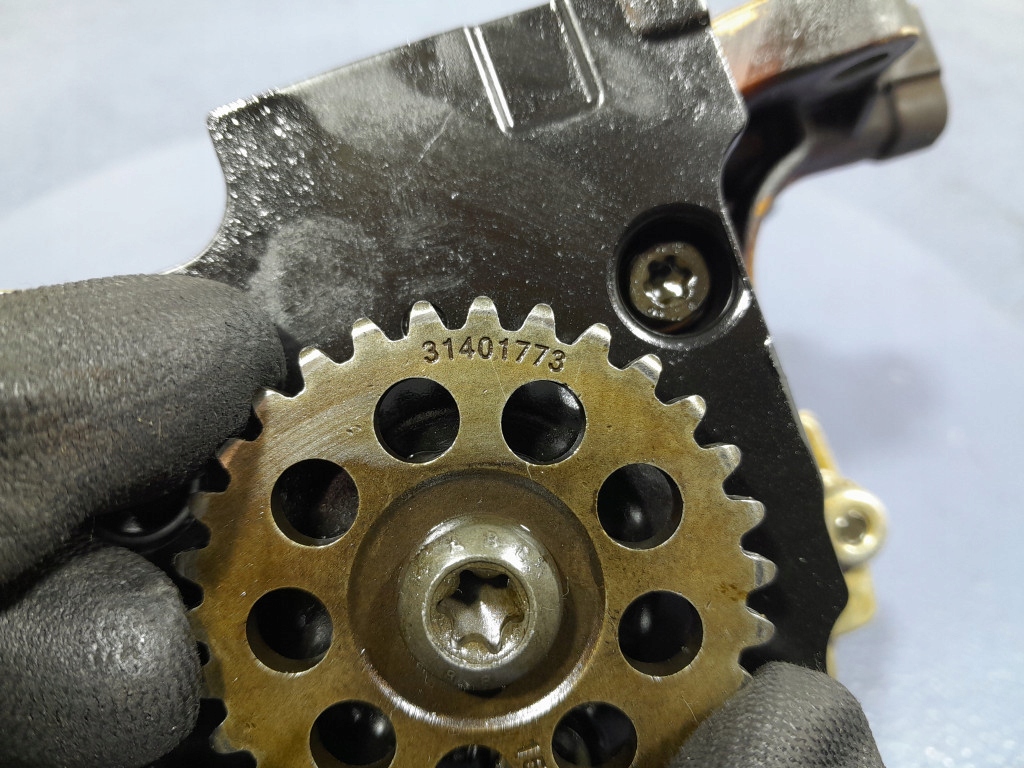 VOLVO XC90 II 2.0 T8 B4204T27 320 CP POMPA ULEI 31430089 Product image