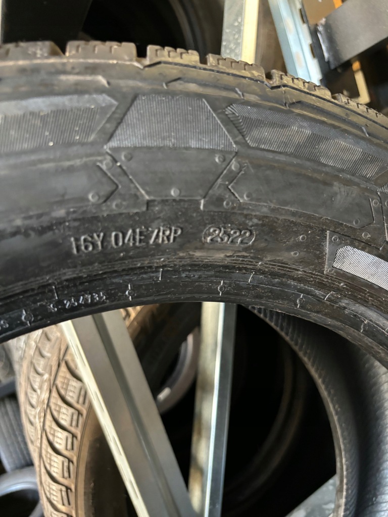 2x anvelope de iarna Continental 225/55R17C 6mm, stare foarte buna, 2022. Product image