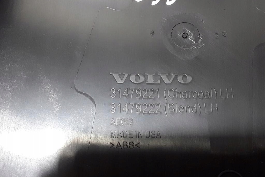 Capacul lateral stâng al Volvo Post 31479221 2.0L Benzină 2022 Product image