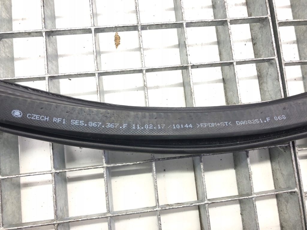 GARNITURA SKODA OCTAVIA III Hatchback 5E5867367F Product image