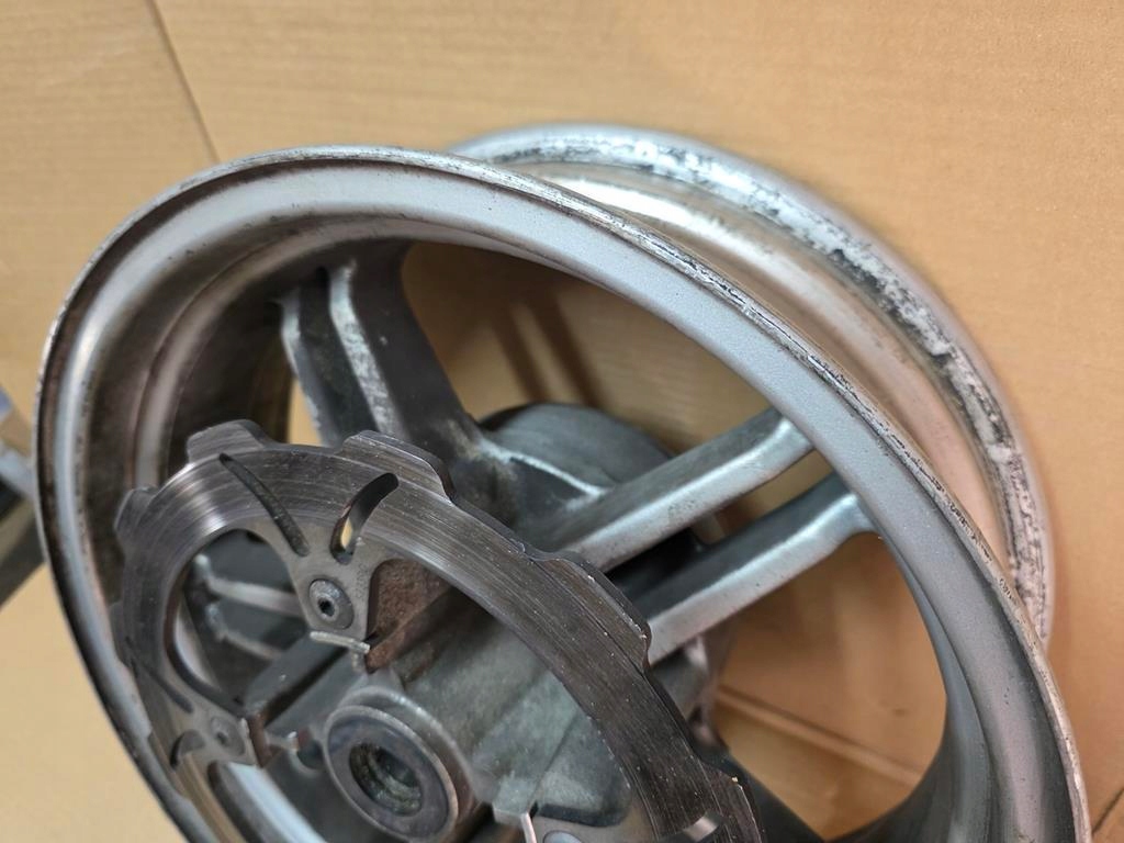 Suzuki Burgman un 650 02-12 lângă marginea din spate Product image
