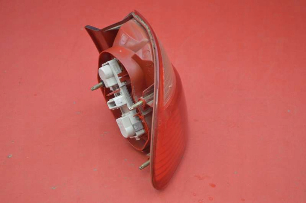 LAMPĂ STANGA SPATE TOYOTA AVENSIS T22 COMBI 00-03 Product image
