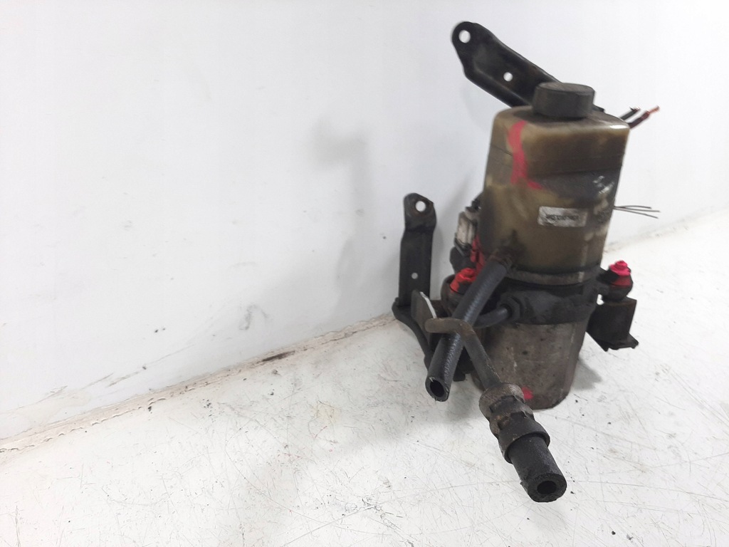 FORD FOCUS MK2 LIFT COMBI 1.8TDCI 08R POWER POMP 4M513K514CA Product image