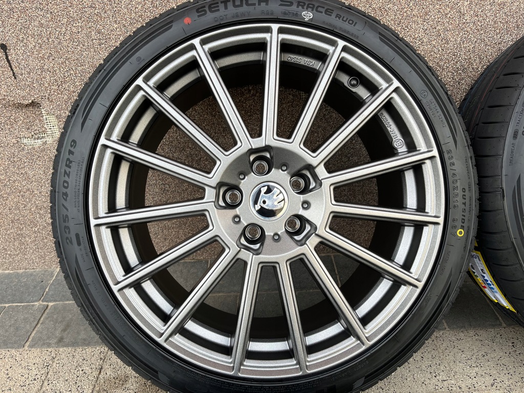 SKODA SUPERB III ROȚI DE VARĂ 235/40R19 AEZ NOU Product image