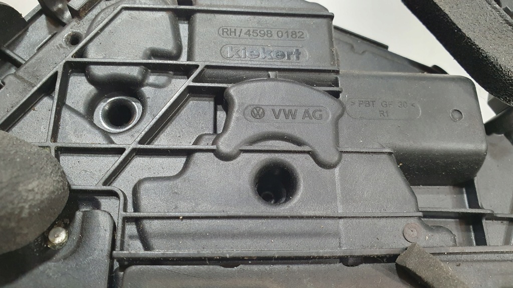 KD-063 ROCK ROCELS AUDI Q3 F3 A3 8Y Q4 F4 Touran 5TA839016AA Product image
