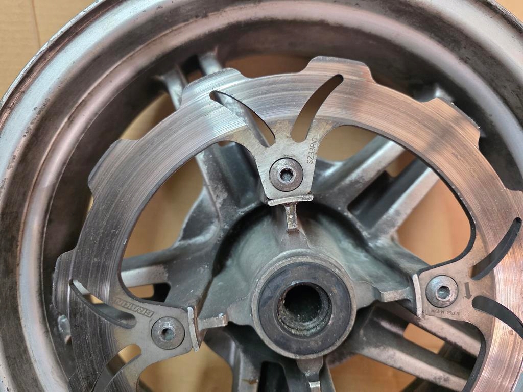 Suzuki Burgman un 650 02-12 lângă marginea din spate Product image