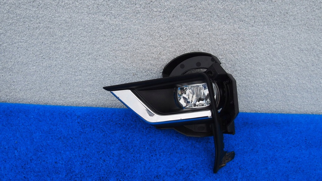 toyota LAND CRUISER VIII 8 prado halogen dreapta stanga LED + cadru cromat Product image