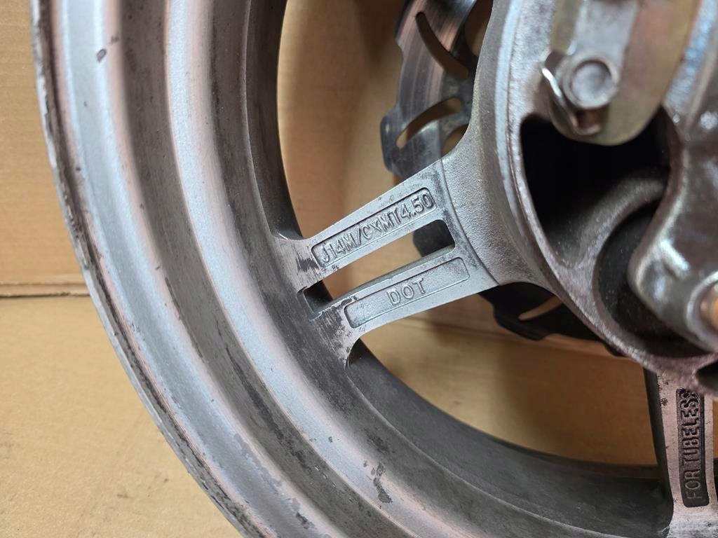Suzuki Burgman un 650 02-12 lângă marginea din spate Product image
