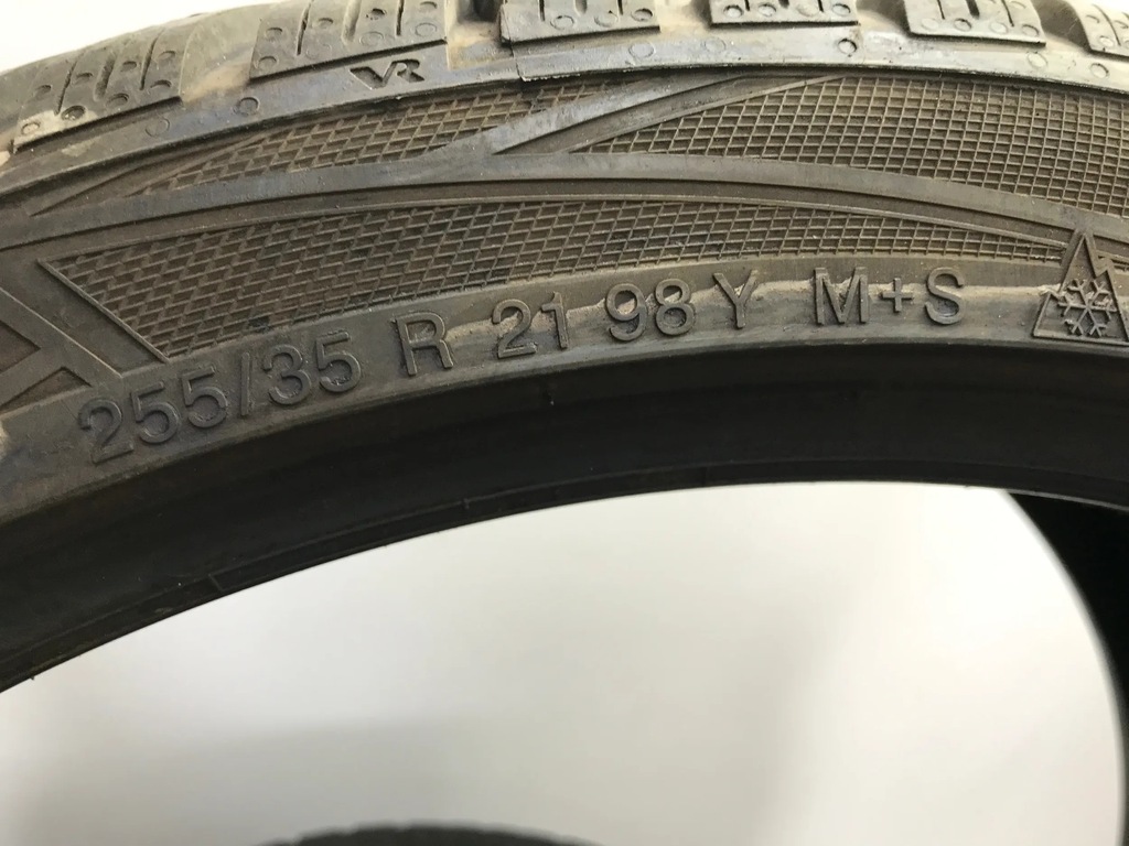 4 x PNEURI DE IARNĂ VREDESTEIN 255/35R21 98A 2022 (2922) 7mm DUPĂ O IARNĂ Product image