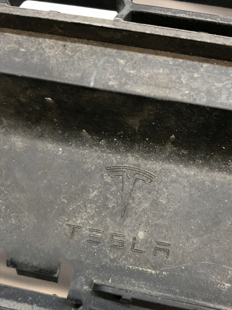 TESLA MODEL S GRILĂ BAPĂ CENTRALĂ FAȚĂ 1038211-00-A Product image