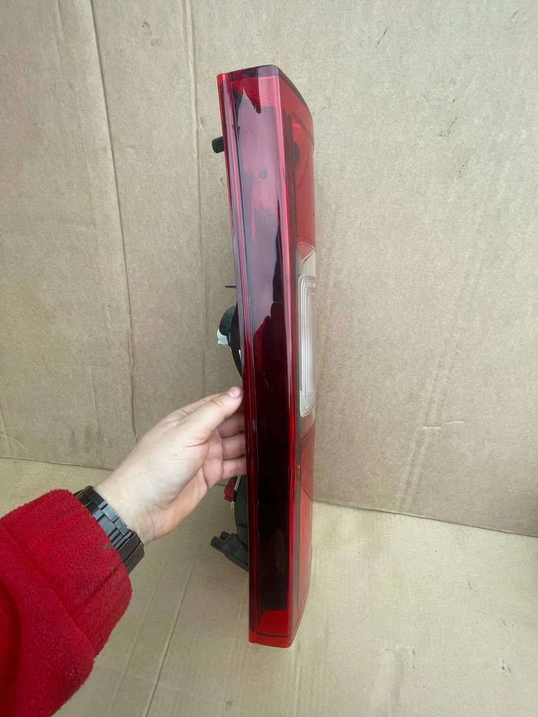 RENAULT TRAFIC III VIVARO B LAMPĂ SPATE DREAPTA Product image