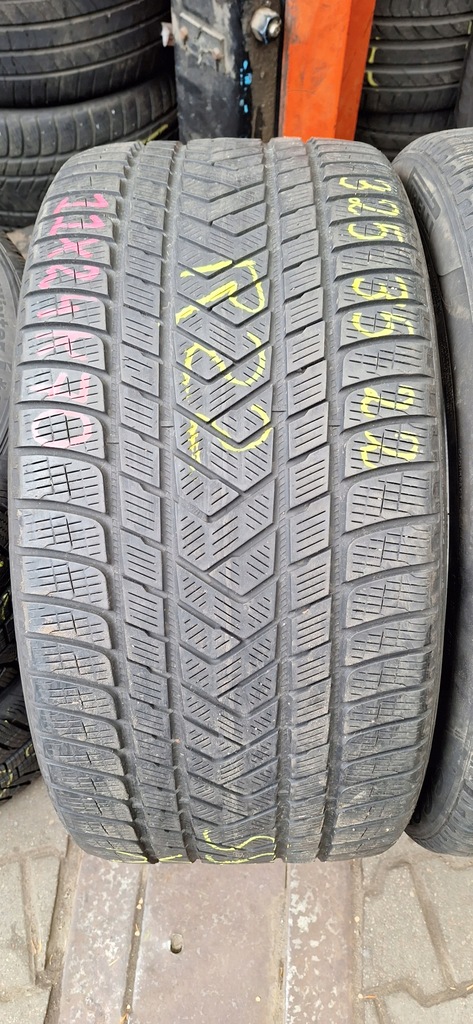 Anvelopa de iarna Pirelli Scorpion Winter 325/35/22 114 V Product image