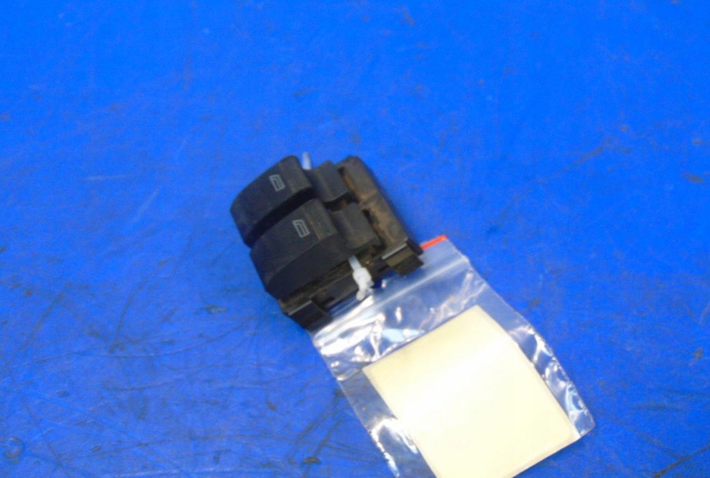Audi A3 8L 1.6 8V Comutator de sticlă de benzină 8L0959851 Product image