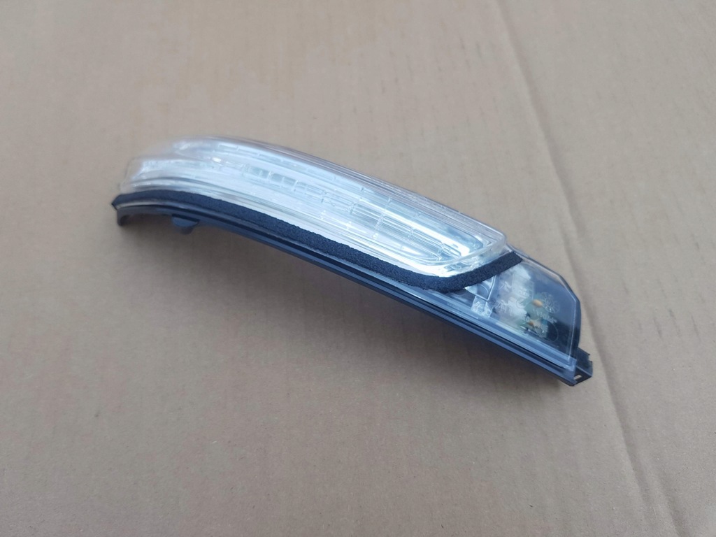 Kierunkowskaz kierunek lusterka lewy Toyota Avensis T27 2009-2014 Product image