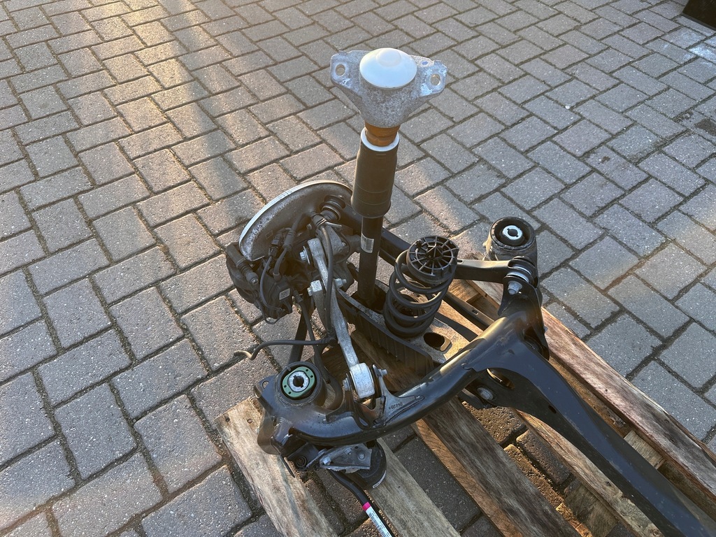 Audi A4 B9 A5 F5 8W Suspensie din spate Beam complet Product image