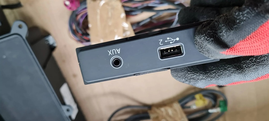 A5 8W PRISE ÎNCĂRCĂTOR INSTALARE CABLAMENT PORT USB 8W0035708A A4 B9 8W Product image