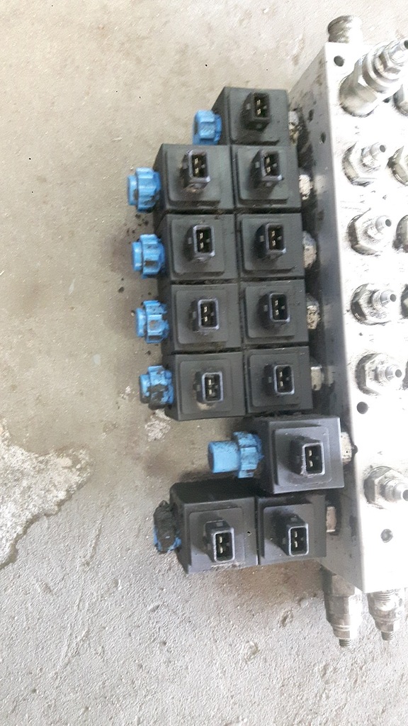 Distribuitor bloc supape KOMBAJN FENDT 6335C vechime 15 ani Product image