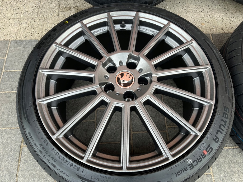 SKODA SUPERB III ROȚI DE VARĂ 235/40R19 AEZ NOU Product image
