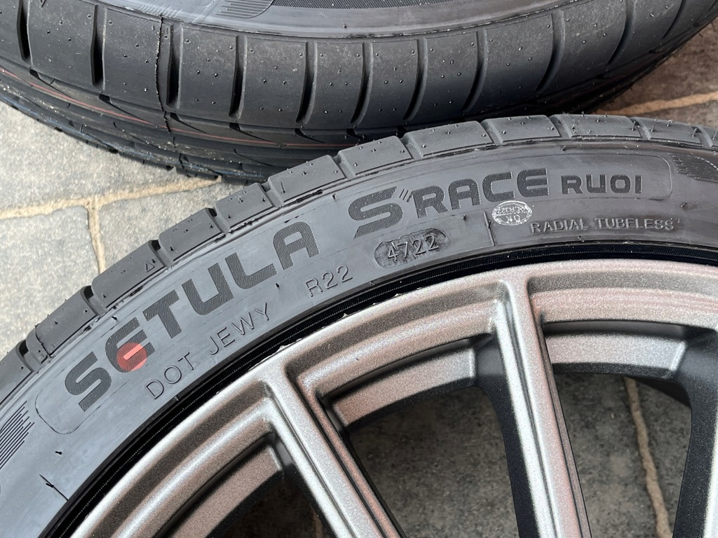 VW PASSAT B8 ROȚI DE VARĂ 235/40R19 AEZ NOU RIKEN Product image