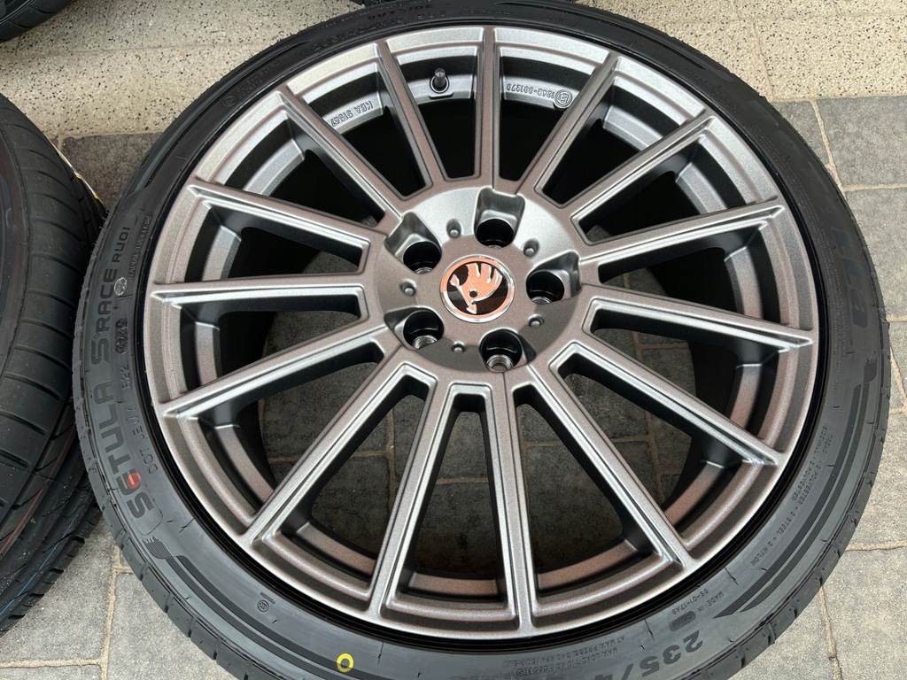 SKODA SUPERB III ROȚI DE VARĂ 235/40R19 AEZ NOU Product image