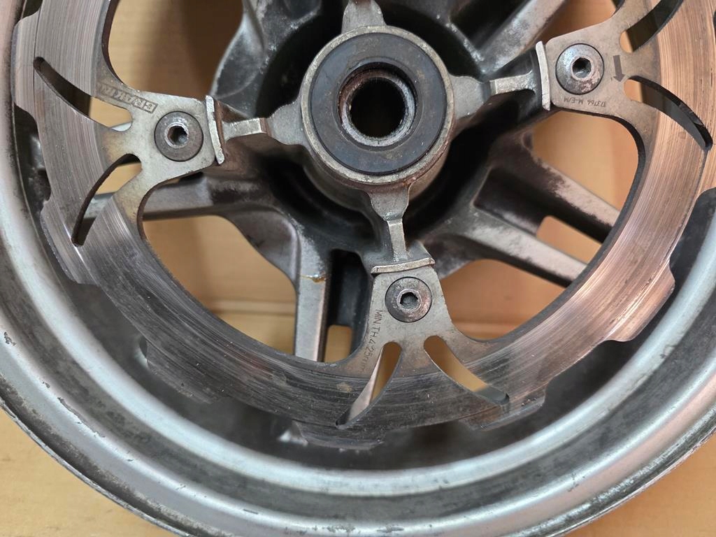 Suzuki Burgman un 650 02-12 lângă marginea din spate Product image