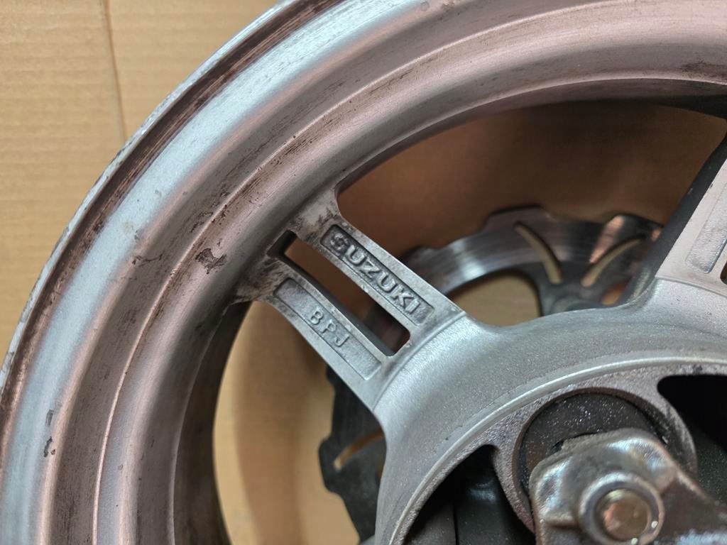 Suzuki Burgman un 650 02-12 lângă marginea din spate Product image