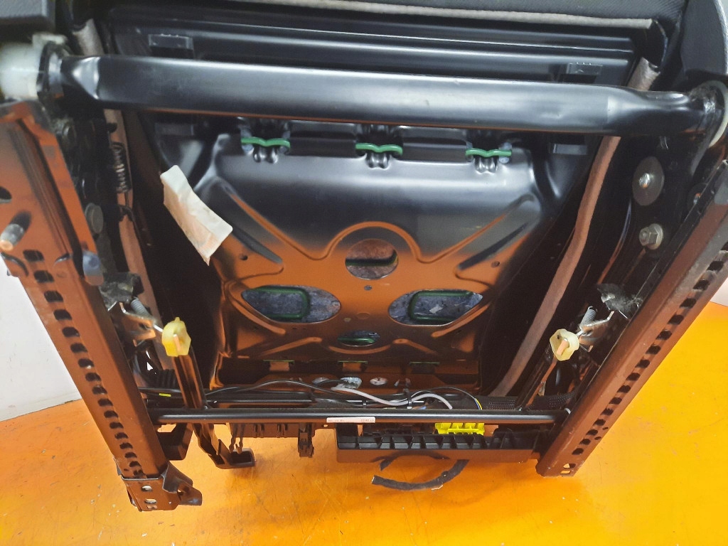 Mercedes Clasa C în 204 07-14 Scaunul pasagerului în față 20420810 Product image