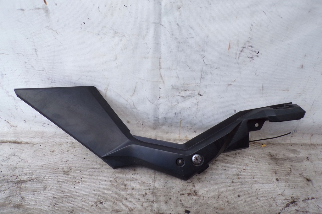 UMPLUERE CARENAJ 47211-28K SUZUKI DL 650 V-STROM Product image