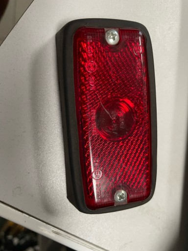 Lampă de marcare dreptunghiulară roșie