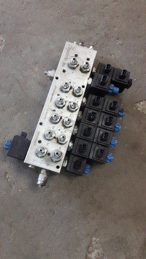 Distribuitor bloc supape KOMBAJN FENDT 6335C vechime 15 ani