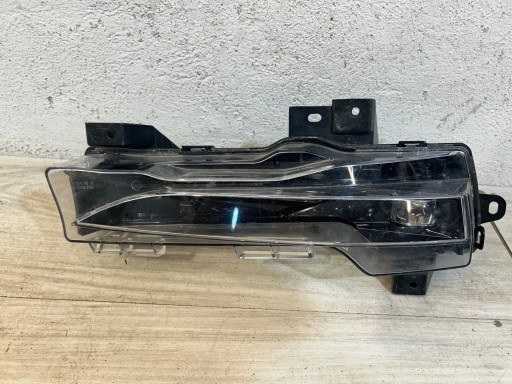 Tesla Model 3 cu halogen față dreapta