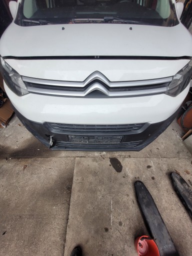 Față completă a Citroen Jumpy III EWP