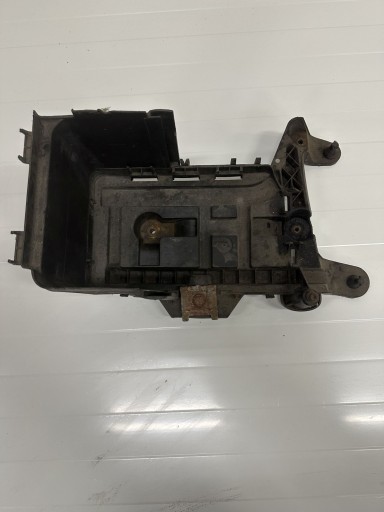 VW Touran și baza de locuințe a bateriei 1K0915333B